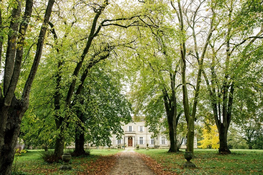 Vista exterior del "château", al que se accede a través de un hermoso jardín.