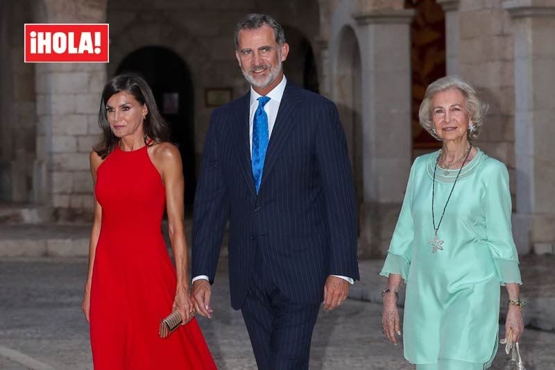 Reyes Felipe y Letizia y reina Sofía