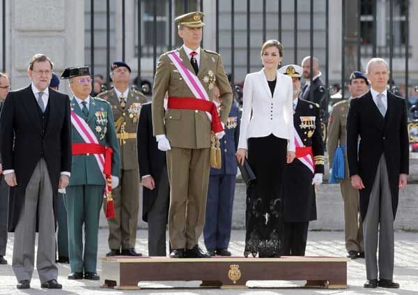 Don Felipe, con uniforme de gala de capitán general del Ejército de Tierra, ha llegado con doña Letizia al Patio de la Armería, donde ha sonado el himno nacional y la salva de 21 cañonazos
