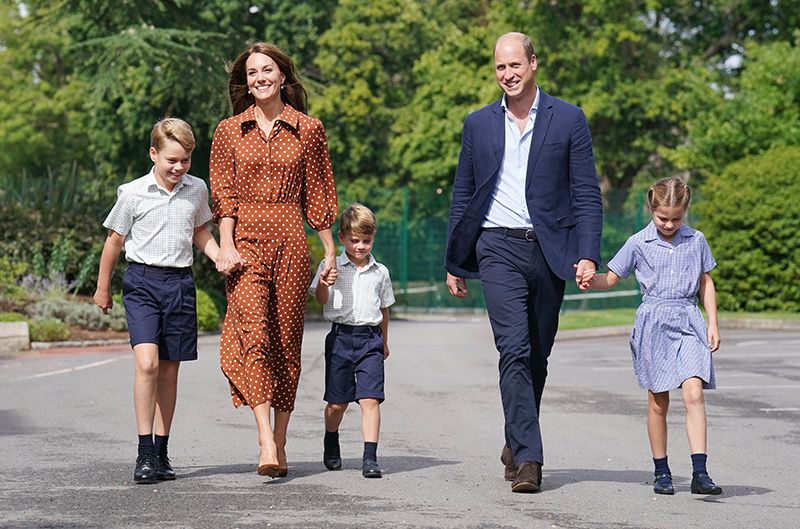 Los príncipes de Gales con sus tres hijos 