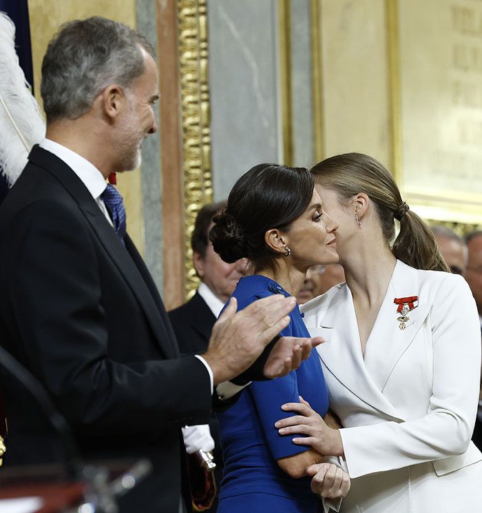 Leonor da un beso a su madre en la mejilla 