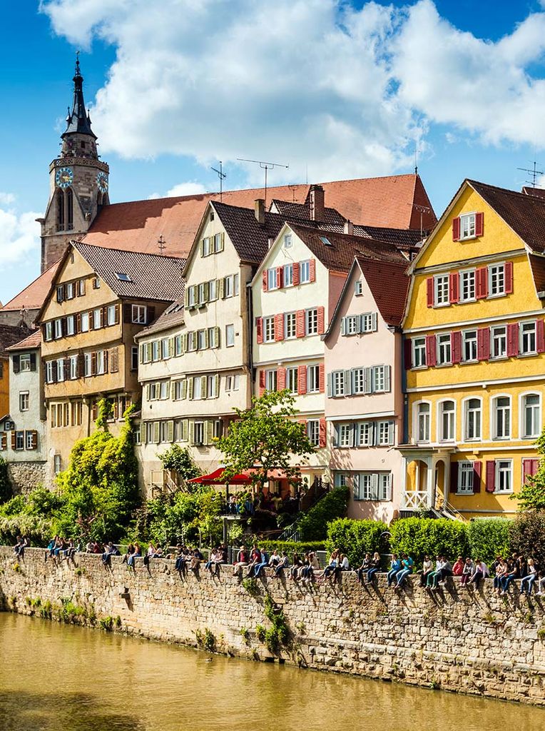 Imagen típica de Tübingen de estudiantes a orillas del Neckar