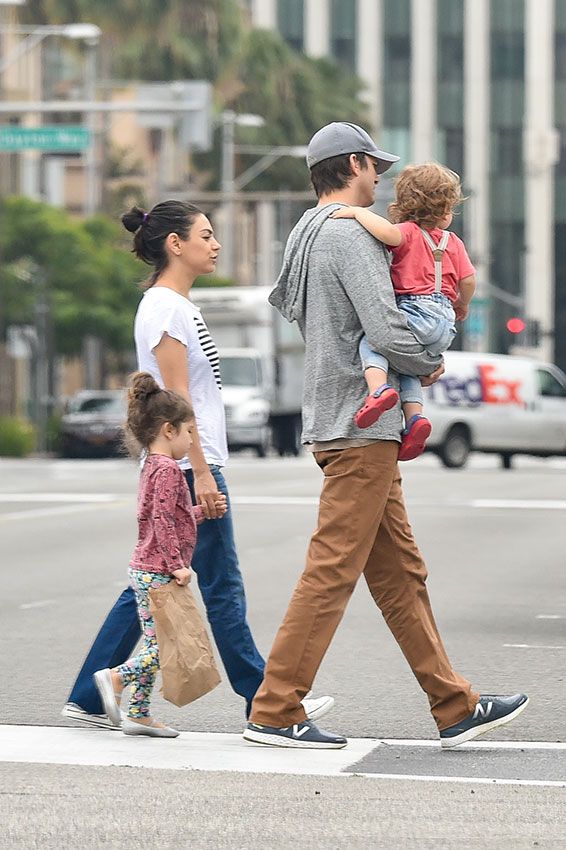 Asthon Kutcher y Mila Kunis con sus hijos