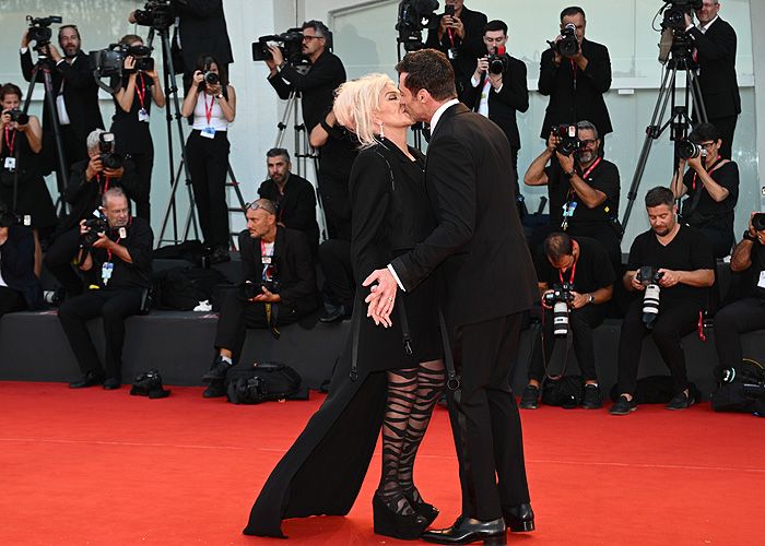 Hugh Jackman y Deborra-Lee Furness dándose un beso 