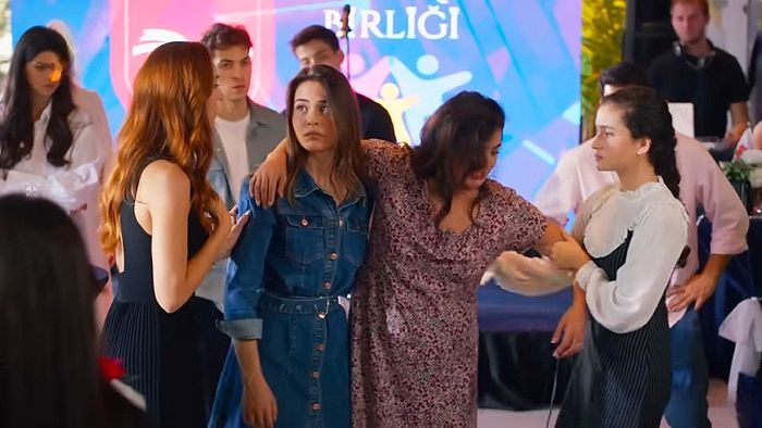 En mitad de una fiesta eb el club Sengül, por los efectos del alcohol, desvela que Elif y Berk son hermanos