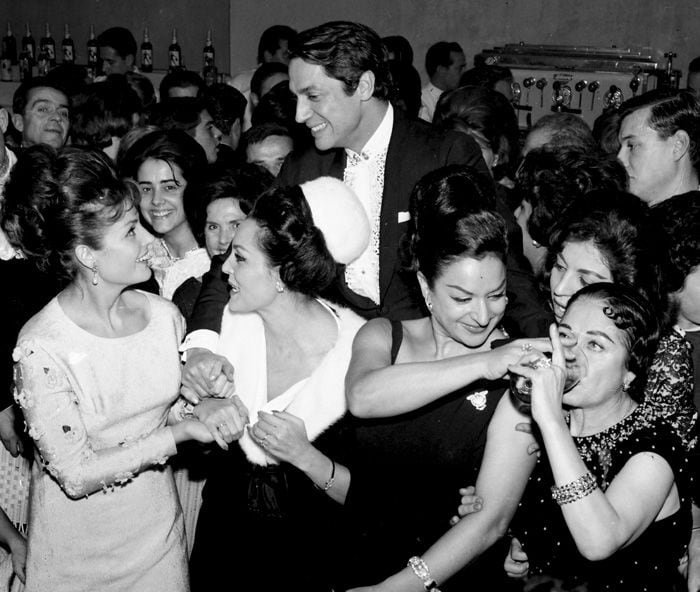 Carmen Sevilla y Lola Flores en el bautizo de Rosario Flores