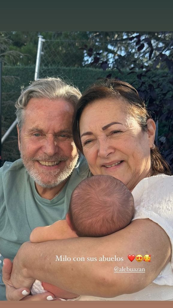 Papás de Matías Novoa con Milo, el bebé del actor y Michelle Renaud