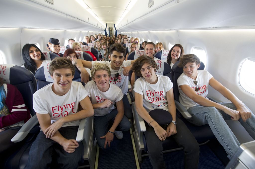 Liam Payne y sus compañeros de One Direction en un vuelo charter en Reino Unido 