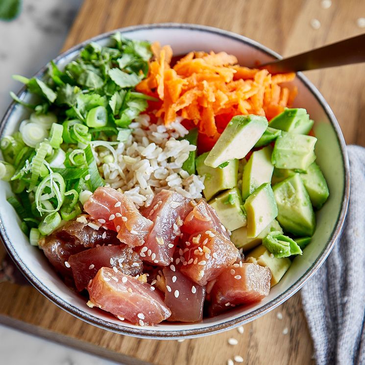 'Poke bowl' de atún con cebolleta, arroz y zanahoria
