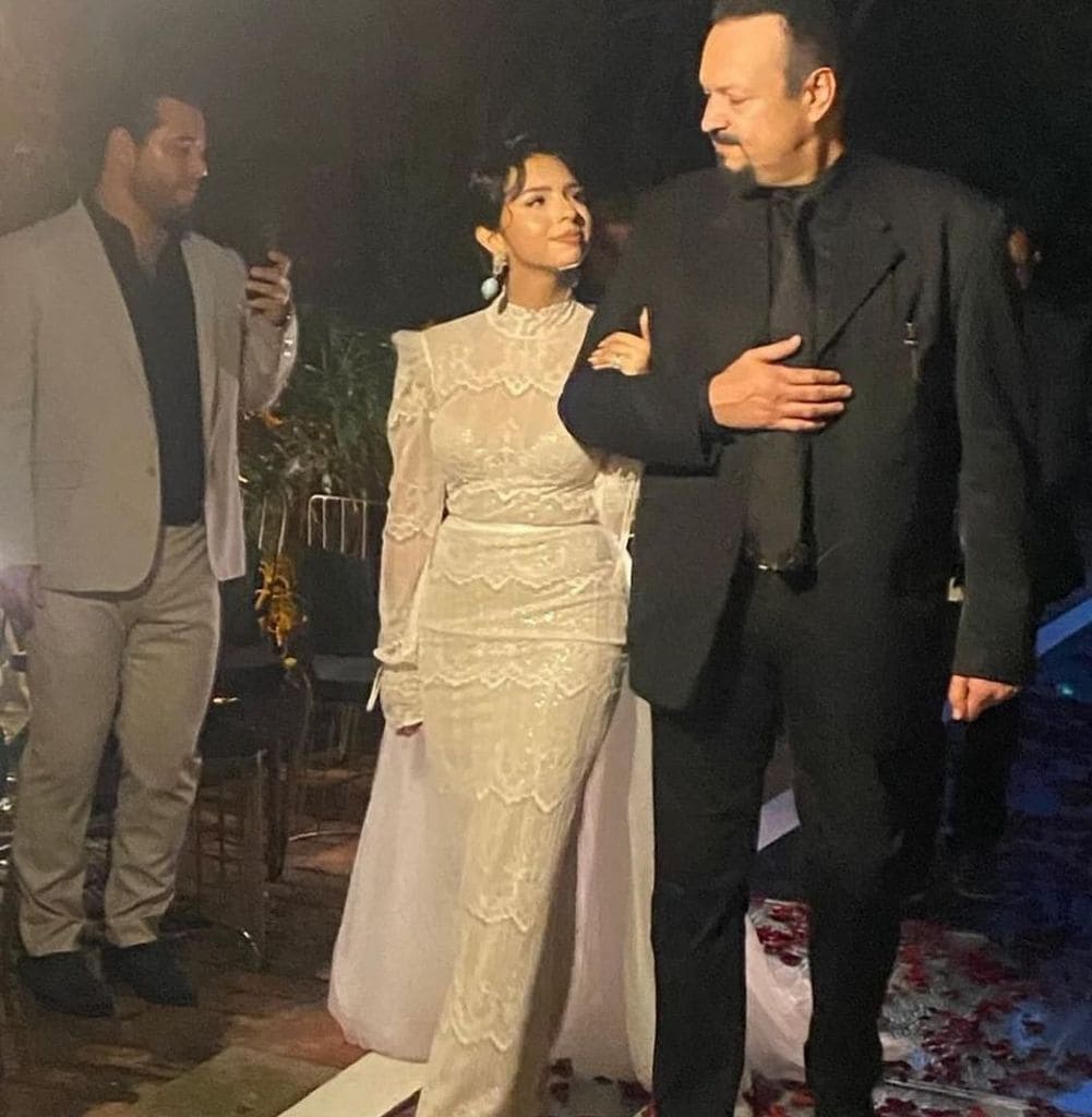La novia caminó rumbo al altar del brazo de su papá, Pepe Aguilar