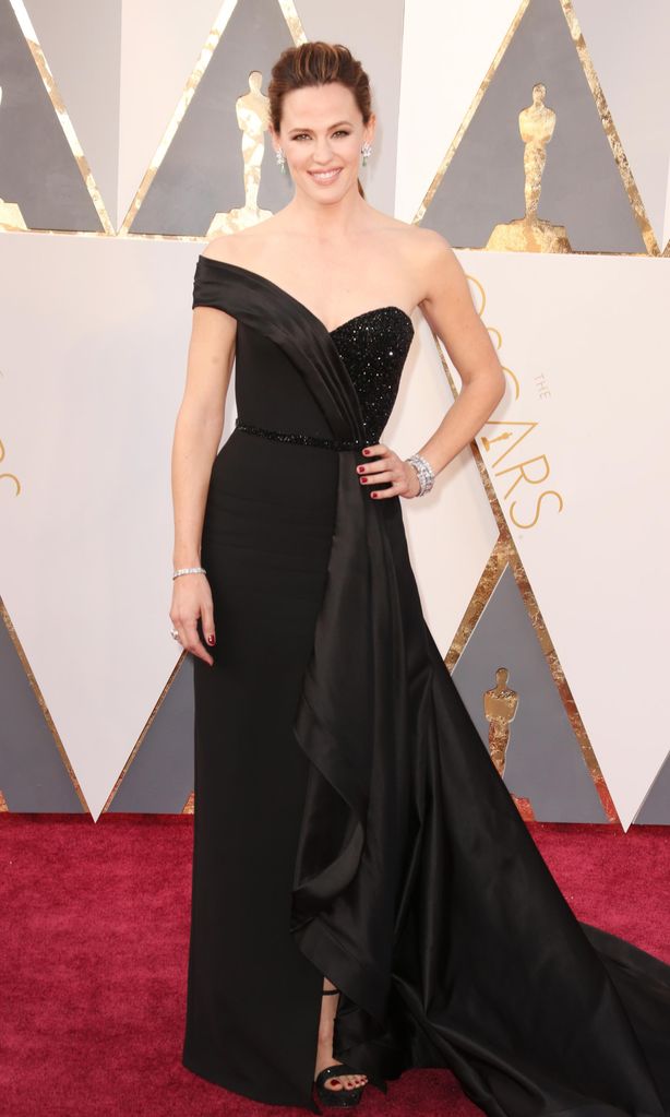 jennifer garner con vestido negro de versace