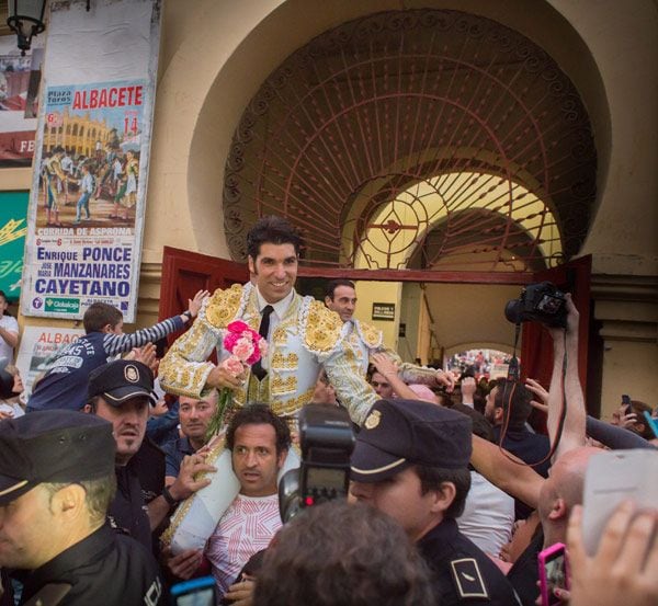 Cayetano Rivera y Enrique Ponce salieron a hombros en la tradicional corrida de Albacete a favor de Asprona, asociación de personas con discapacidad intelectual y sus familias
