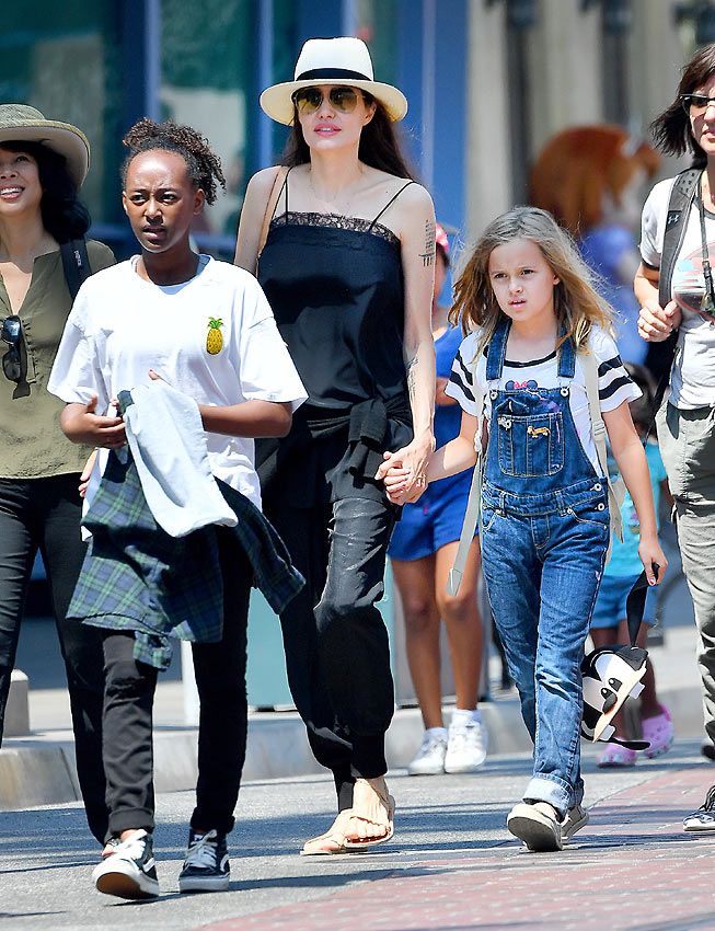 Angelina Jolie, como una niña en Disneyland celebrando el cumpleaños de sus mellizos