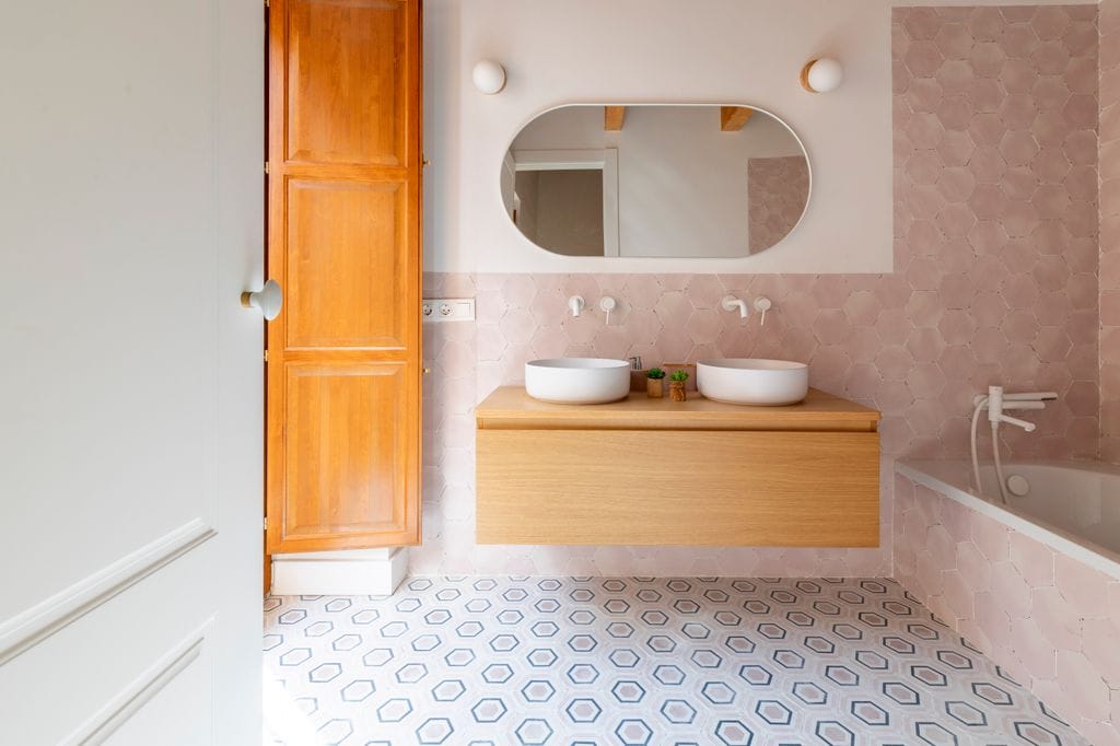 Cuarto de baño con mueble de lavabo doble