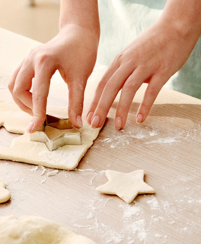 Para este aperitivo navideño tendremos que hacer unas estrellas de hojaldre