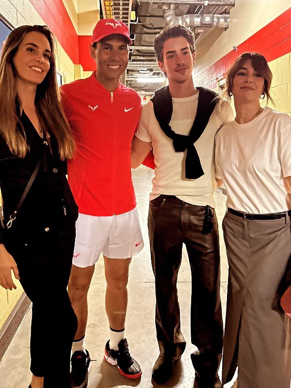 Ona Carbonell, Manu Ríos y Blanca Suárez posan con Rafa Nadal