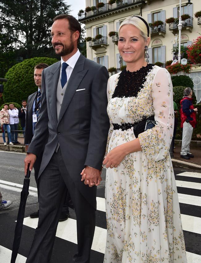 Los príncipes herederos Haakon y Mette-Marit de Noruega con su hijo Marius
