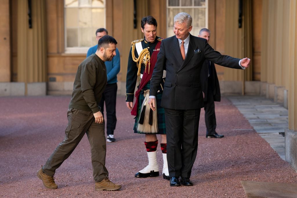 Clive Alderton, Secretario Privado de Carlos III, recibe al presidente de Ucrania, Volodymyr Zelensky, en una audiencia en el Palacio de Buckingham en febrero de 2023