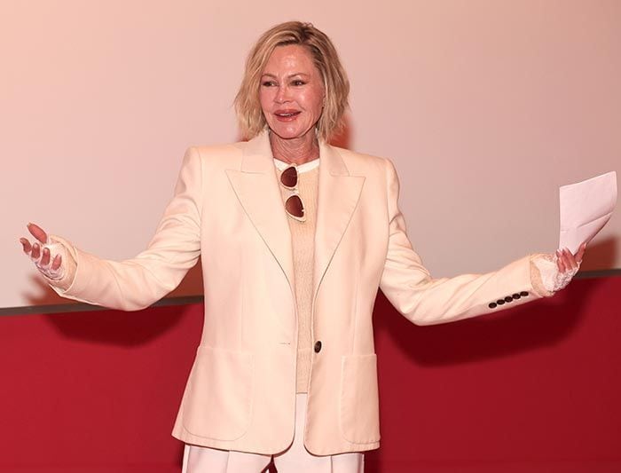 Melanie Griffith preocupa a sus fans al llevar las manos vendadas