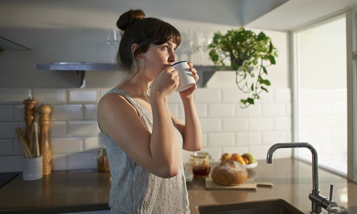 mujer desayunando