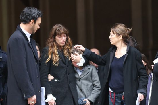 Jane Birkin se rodeó de familiares, como la cantante Lou Doillon, hermana de Kate por parte de madre, que asistió con su hijo