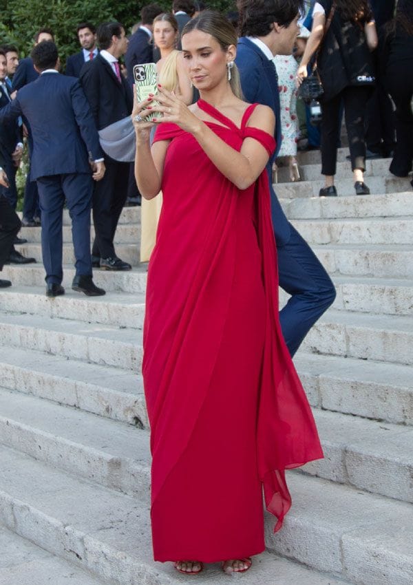 María Pombo con vestido rojo en la boda de Teresa Andrés