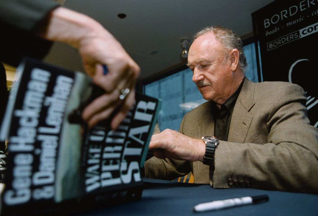 El actor Gene Hackman firma una copia de su libro 'Perdido Star' en una librería Borders en Chicago, el 28 de abril de 2000