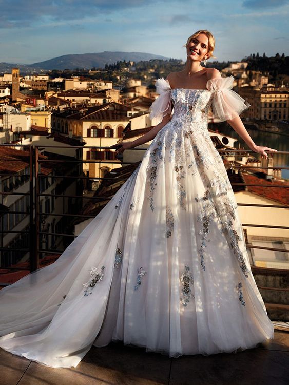 Vestido de novia blanco con flores de colores