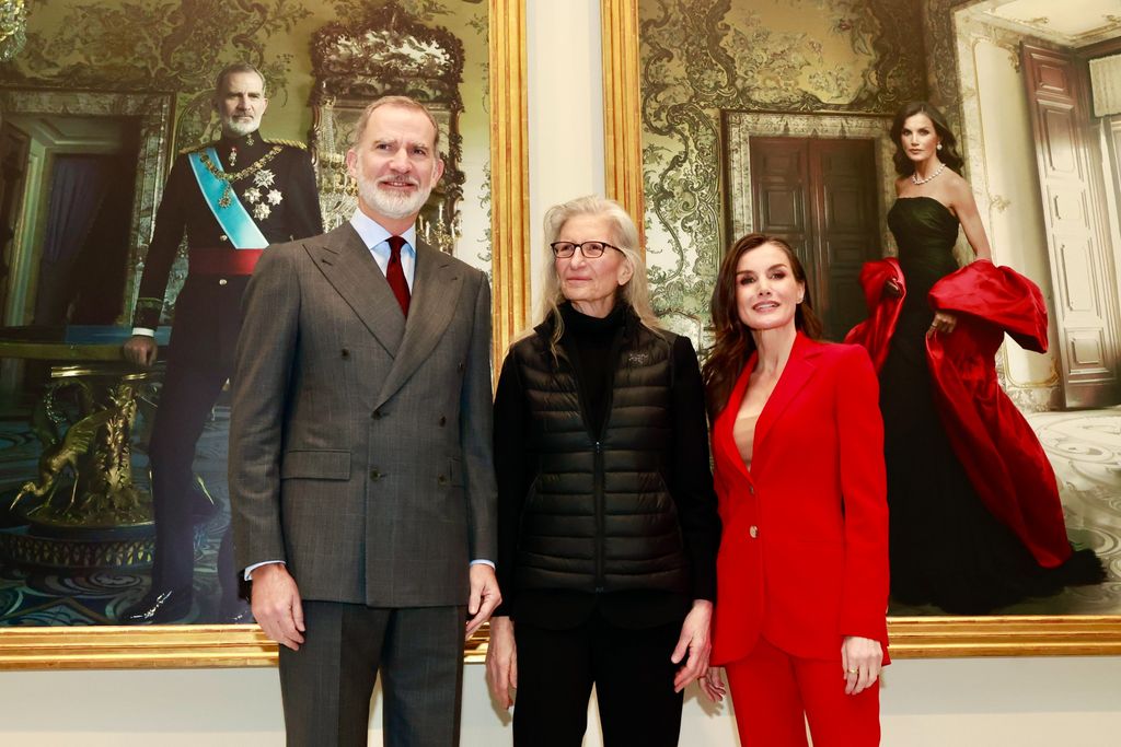 Los reyes Felipe y Letizia con sus retratos realizados por Annie Leibovitz