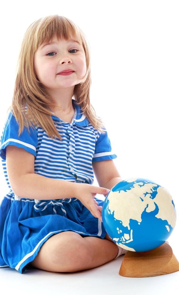 Una niña con un globo terráqueo