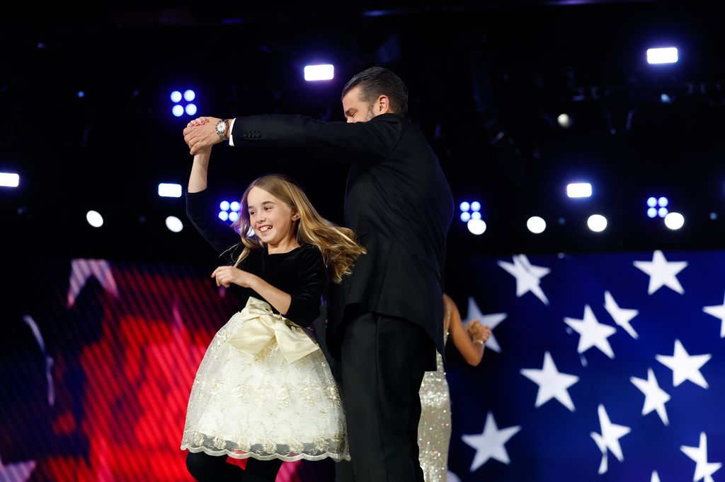 Chloe Trump con su papá en la pista de baile en la gala inaugural.