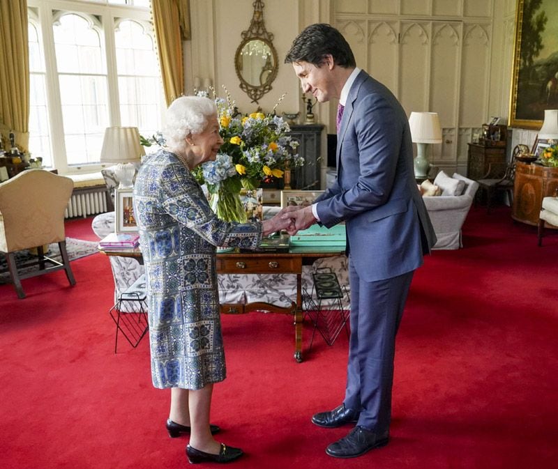 Isabel II con el ministro de Canadá