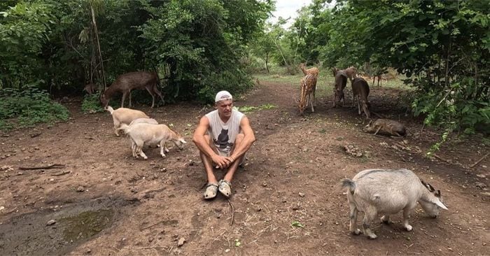 El aventurero rescata animales para que vivan en su hábitat natural