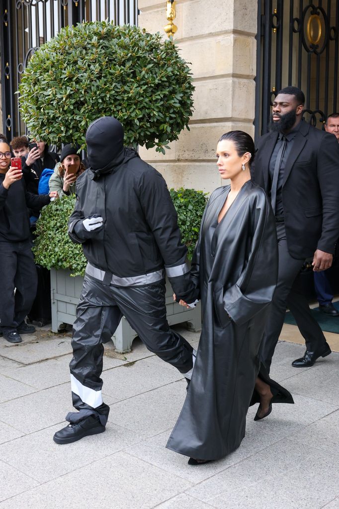 Kanye West y Bianca Censori son fotografiados saliendo de su hotel el 28 de febrero de 2024, en París, Francia  