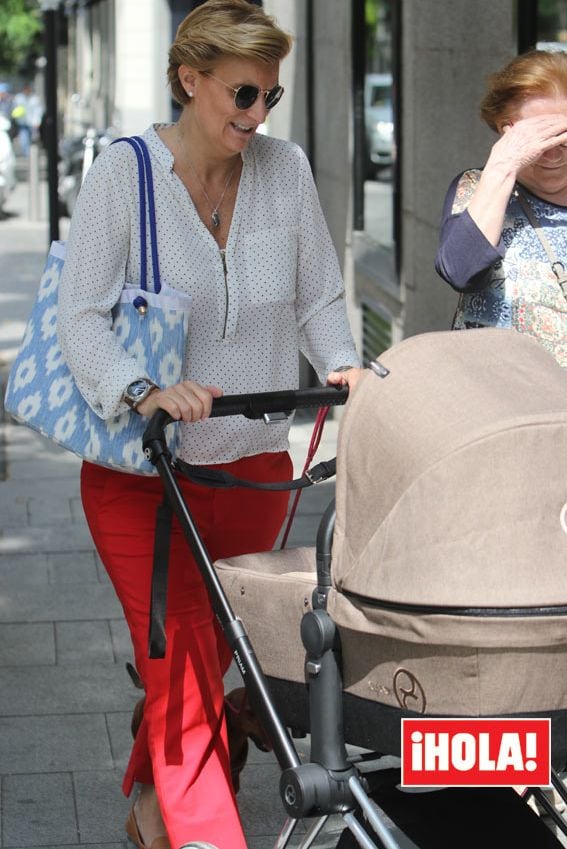 Primer paseo de María Zurita con su hijo Carlos