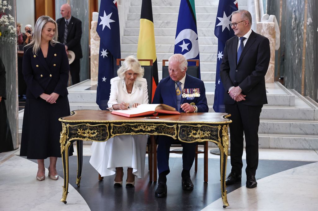 Reyes Carlos y Camilla en su gira por australia en octubre de 2024