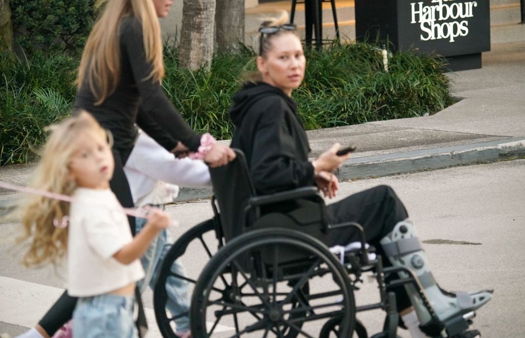 Photo © 2025 Luis Fernandez/The Grosby Group

EXCLUSIVE

Miami Beach, January 25, 2025

Rarely seen in public, Anna Kournikova was out shopping at the Bal Harbour mall in spite of being in a wheelchair and wearing an orthopedic boot due to a possible foot injury. The former tennis champion and partner of singer, Enrique Iglesias, was with the couple's two daughters and a small entourage.***

Rara vez vista en público, Anna Kournikova estuvo de compras en el centro comercial Bal Harbour a pesar de estar en silla de ruedas y usar una bota ortopédica debido a una posible lesión en el pie. La extenista y pareja del cantante Enrique Iglesias, estaba acompañada por sus dos hijas y un pequeño grupo de personas.