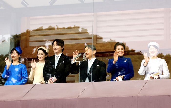 Naruhito de Japón con su familia