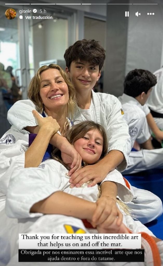 Gisele Bündchen con sus hijos Benjamin y Vivian tras una lección de jiu-jitsu en el estudio de Joaquim Valente, en 2023.