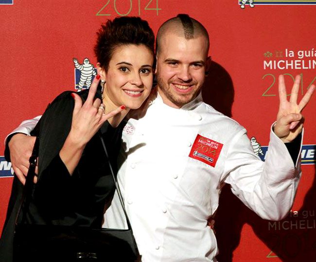 David Muñoz y su entonces mujer, Ángela Montero, celebran la llegada de la tercera estrella Michelin para 'DiverXo' en la gala que tuvo lugar en Bilbao en noviembre de 2013. Ángela conoció a David cuando sólo tenía 18 años (de hecho fue una exnovia de David quien les presentó). Pieza clave en la carrera de Muñoz, Montero abandonó su profesión de bailarina para unirse al proyecto gastronómico de la que era su pareja, convirtiéndose en su socia y jefa de sala. Aunque ya no están juntos a nivel sentimental, siguen unidos por los negocios comunes. 