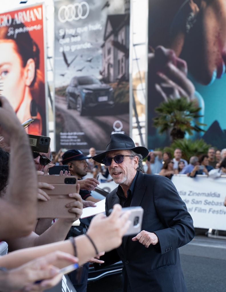 Tim Burton haciéndose fotos con sus fans