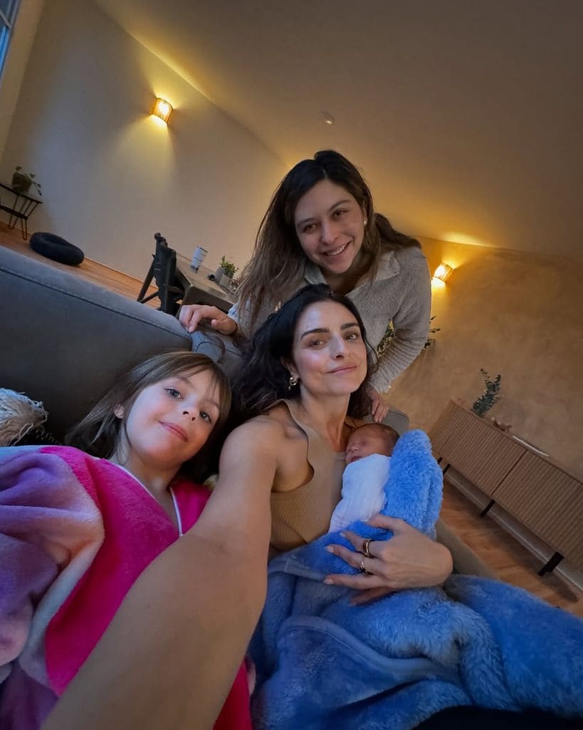 Aislinn Derbez con su hermana Michelle Aguilera, Kailani y el bebé Thiago