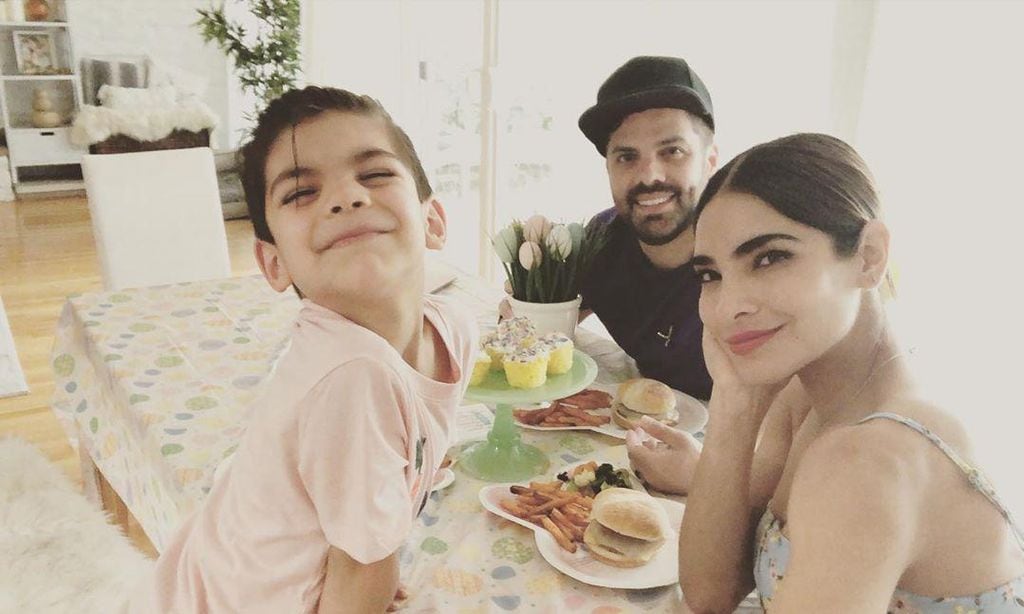 Alejandra Espinoza y su familia: Aníbal Marrero y su hijo Matteo