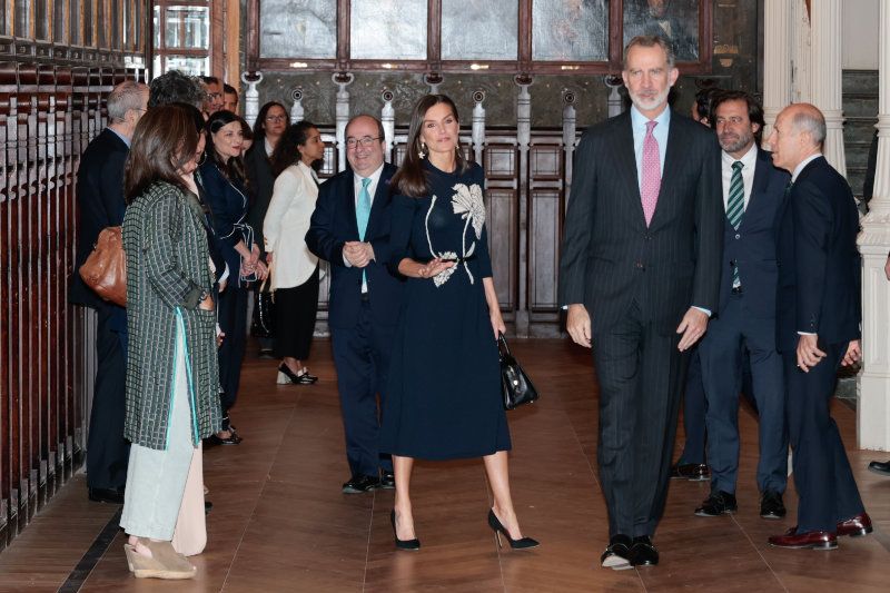 Reyes Felipe y Letizia en el Ateneo