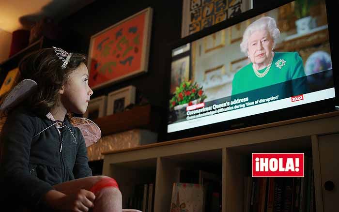 Una niña viendo el discurso de Isabel II por la pandemia global