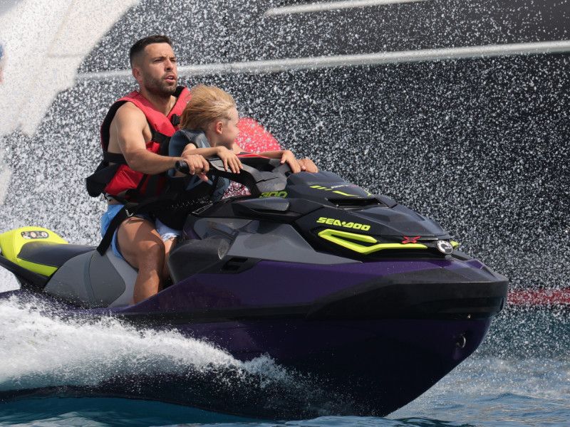 Jordi Alba en moto de agua en Ibiza