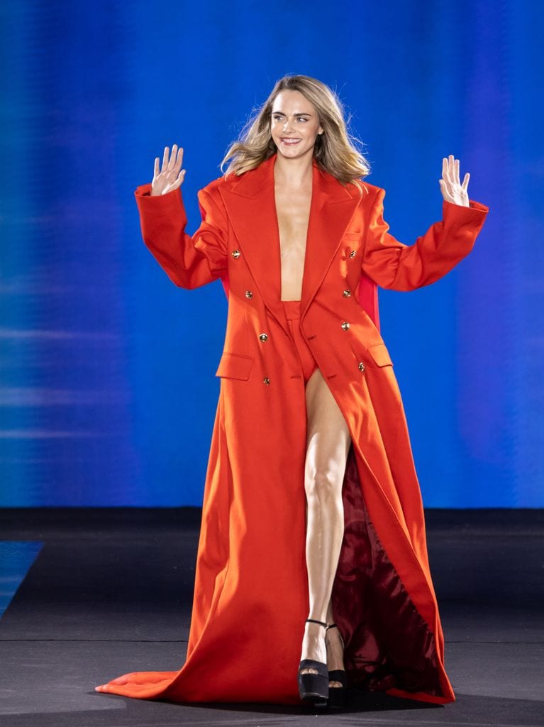 Cara Delevingne en el desfile de L'oreal Paris, como parte de Paris Fashion Week