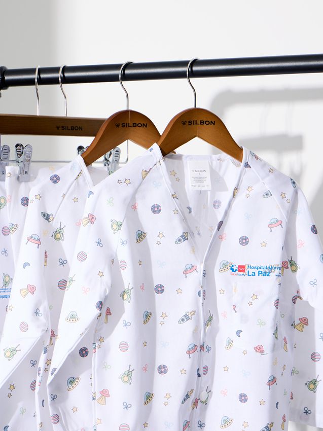 Silbon diseña, fabrica y dona 1.340 pijamas para el programa de acompañamiento infantil en quirófano del  Hospital Universitario La Paz