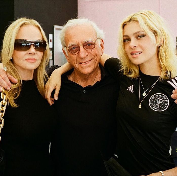 Nicola Peltz junto a sus padres