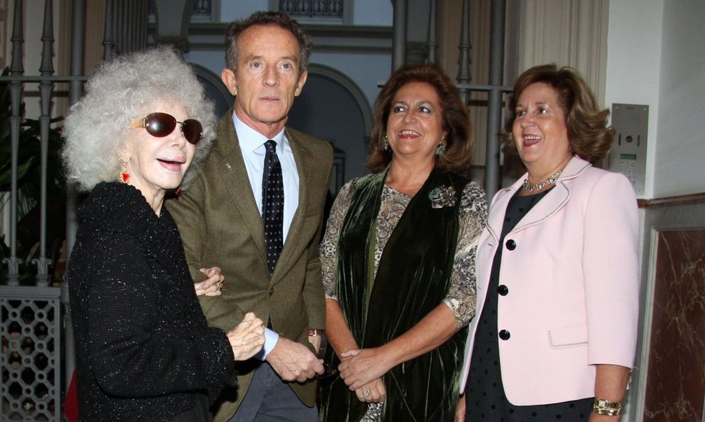 La duquesa de Alba, Alfonso Diez, Carmen e Isabel Cobo.